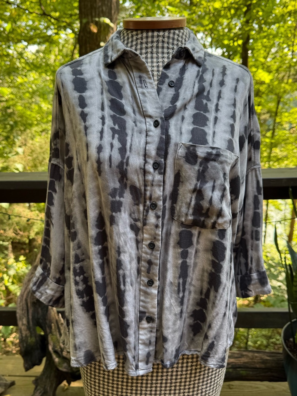 H&M Divided Gray Tie Dye Button Front Shirt Womens Size 4 Relaxed Fit